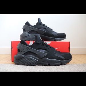 Nike Air Huarache black size 12